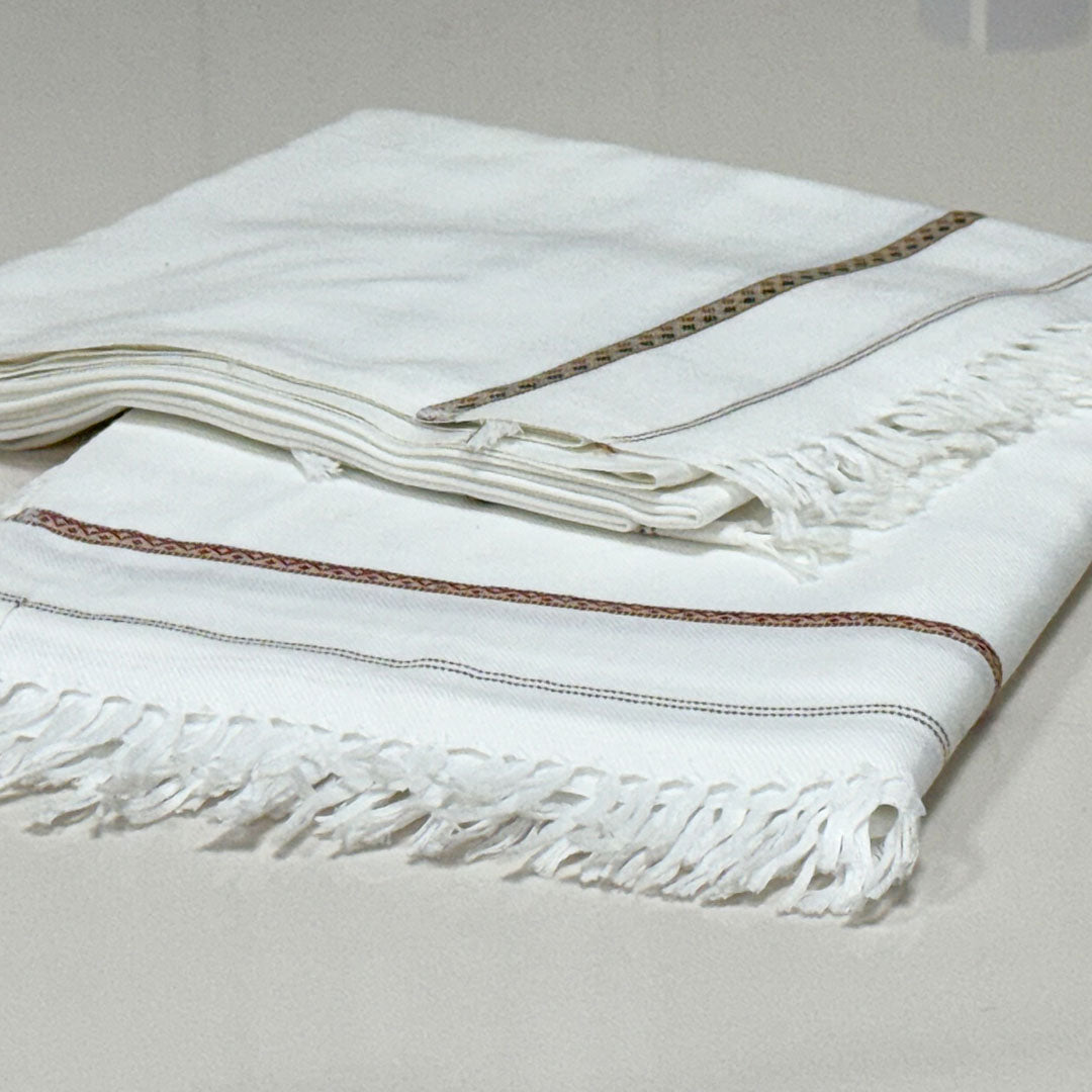 Elegant White Shawl with Fine Border – Soft, Cozy & Timeless Style